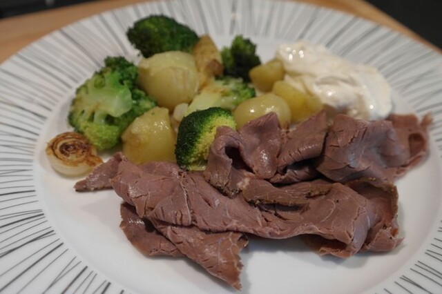 Rostbiff med stekt potatis och broccoli