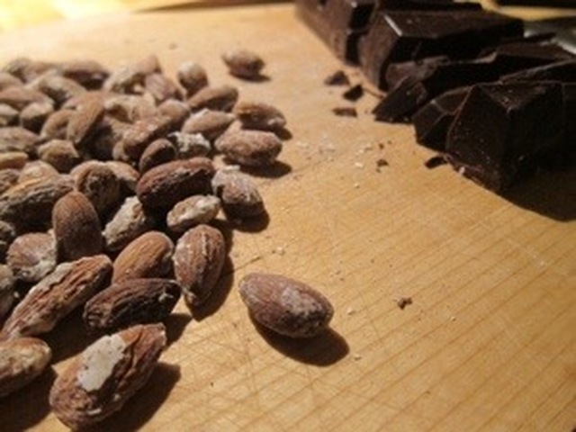 Chokladtryfflar med messmör och torrostade mandlar