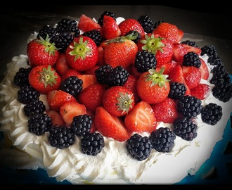 Pavlova med lemoncurd och färska bär.