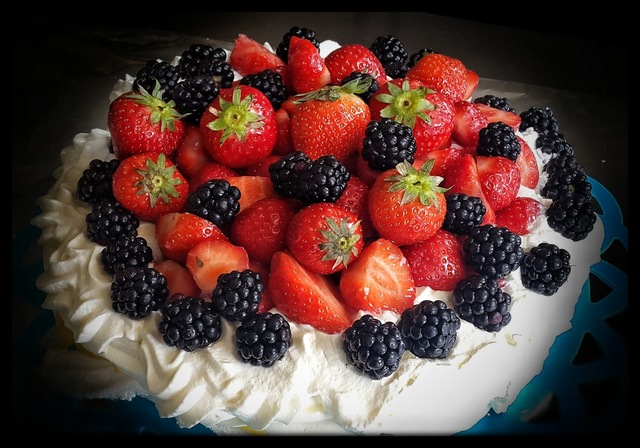 Pavlova med lemoncurd och färska bär.