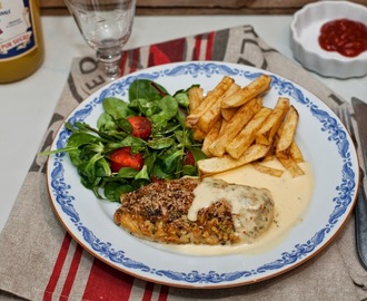 Parmesangratinerad kyckling med chilibearnaise och pommes