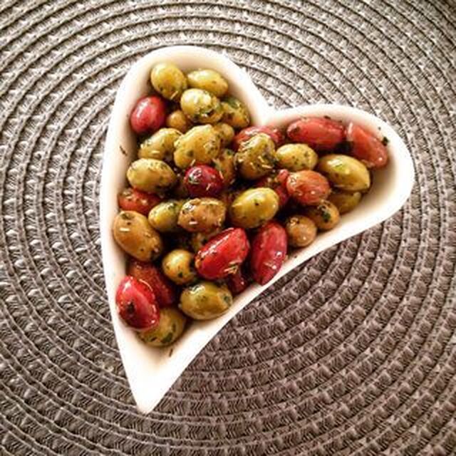 Ört-och vitlöksmarinerade oliver