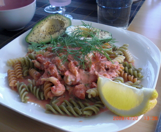 Pasta tricolore med kräftstjärtar