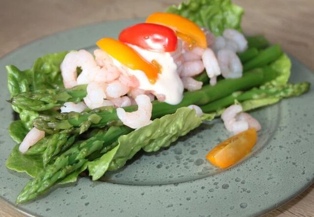 Forret med grønne asparges, rejer og hjertesalat | Forretter, Sund mad, Madopskrifter