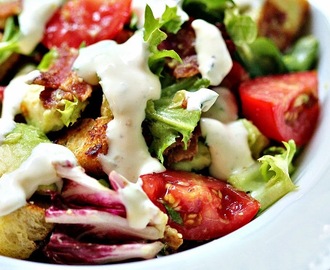 Bacon & avokadosallad med blue cheesedressing