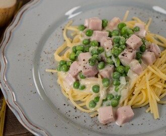 Spagetti med ost- och skinksås med kassler