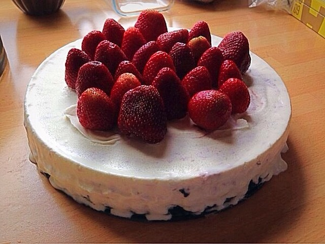 Glasstårta med jordgubbar och hallon