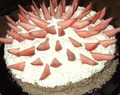 Gräddchoklad tårta med jordgubbar