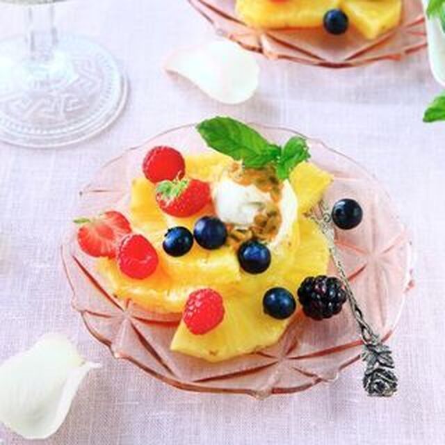 Ananascarpaccio med passionsfrukt och glass