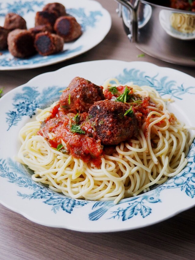 Italian Spaghetti with Vegan Frikadelle and Tomato Sauce