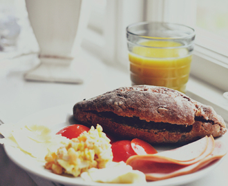 valnötsbröd, juice och så.