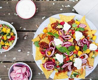 Nachotallrik med mangosalsa och picklad rödlök