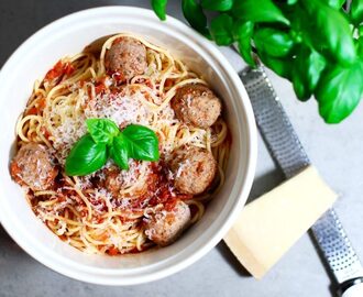 Underbara italienska köttbullar med tomatsås & spaghetti