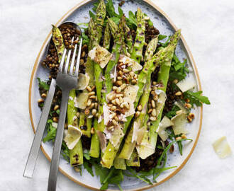 Sparrissallad med belugalinser och parmesan