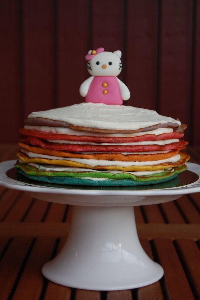 Pannkakstårta i regnbågsfärger