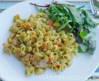 Makaronigratäng, macaroni and chees, med indiska smaker.