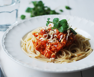 pastasås med röda linser & halloumi