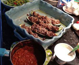 Fyllda zucchinibåtar med kryddig tomatsås