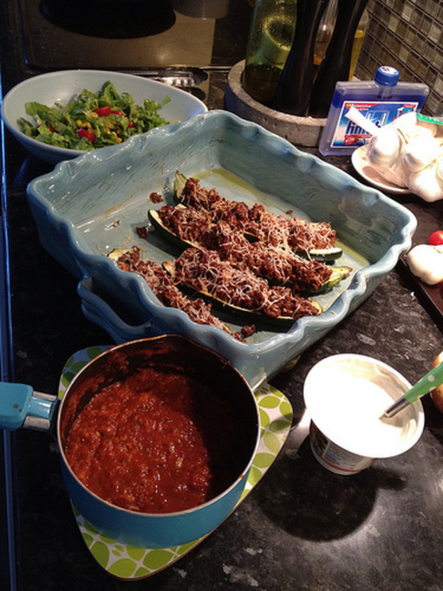 Fyllda zucchinibåtar med kryddig tomatsås