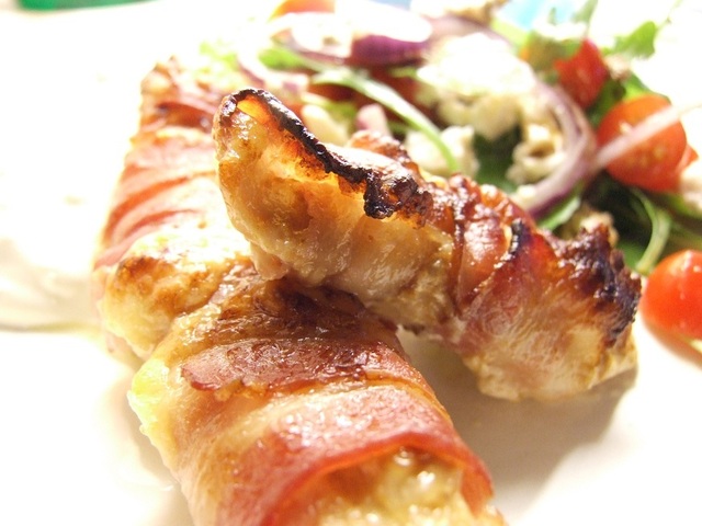 Baconlindad kycklingfilé med tomatsallad och fetaostcreme