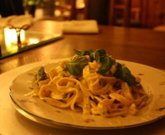 Färsk tagliatelle med broccoli- & ostsås