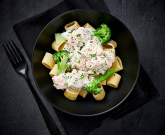 Laxpasta med broccoli och gräslök