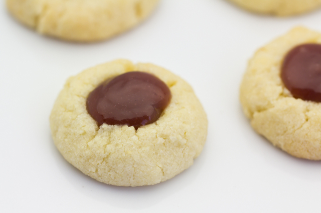 Almond Cookies with Raspberry Curd / Mandelkex med halloncurd
