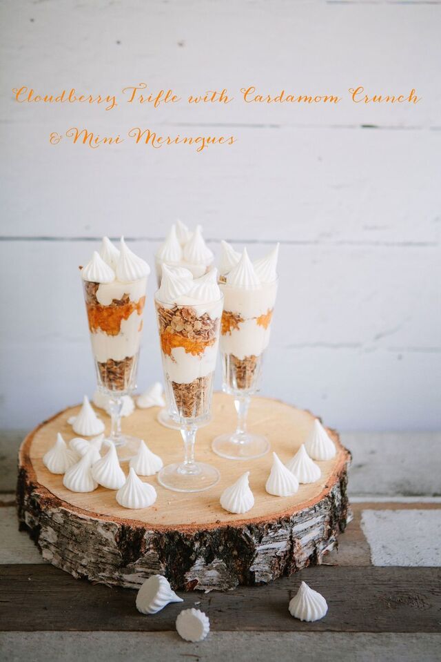 Hjortrontrifle med Kardemummacrunch & Minimaränger :: Cloudberry Trifle with Cardamom Crunch & Mini Meringues