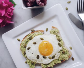 TOAST MED AVOKADO OCH STEKT ÄGG