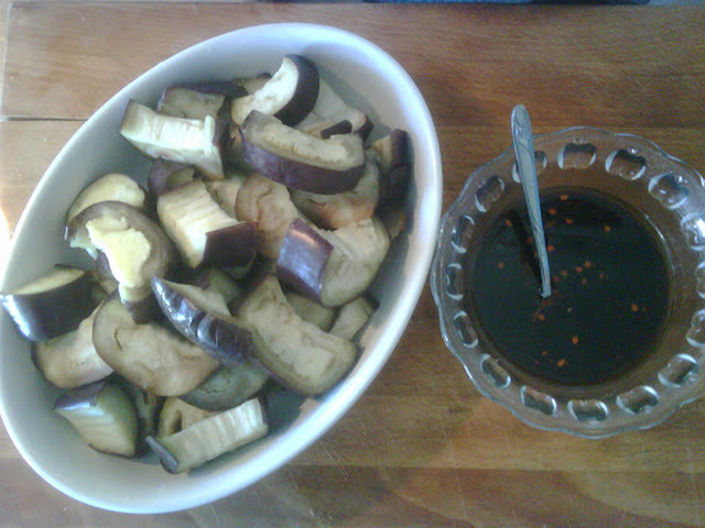 Ångkokt aubergine med chilidipp