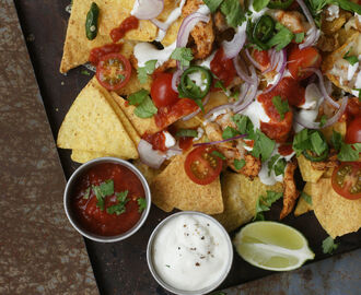 Nachos med kyckling, salsa, picklade jalapenos och koriander