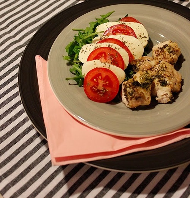 Snabblagat kycklingspett med tomat- och mozzarellasallad