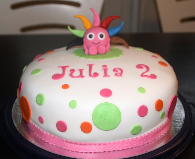 Babblar och bollar till Julia 2 år