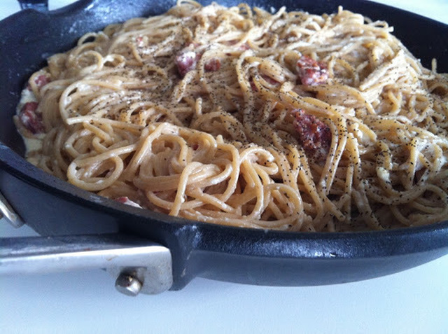 Spaghetti carbonara con salsiccia