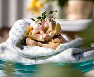 Bakad potatis med räkor, lax och äpple