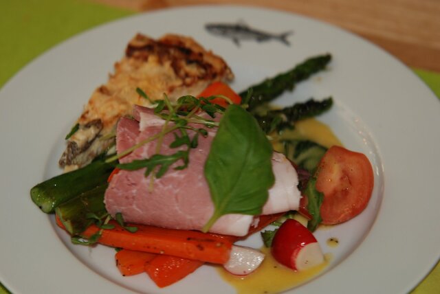 Ljummen vårsallad med sparris serverad med basilika och senapssås, kantarellpaj och liten helgsskinka