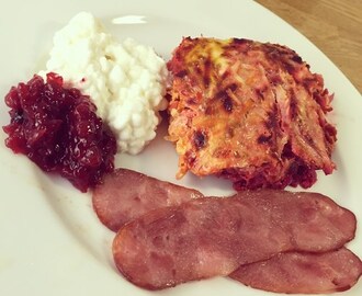 Rotfruktsfrittata med kalkonbacon, keso och lingon