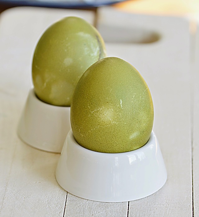 Färga äggen grönt