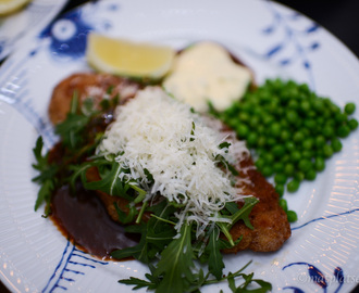 Schnitzel med rödvinsås, bea och pommes – MATPLATSEN