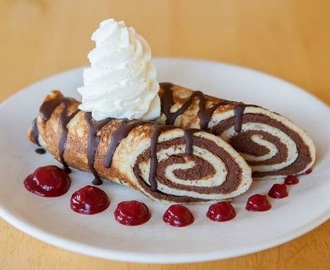 Chokladmoussefyllda pannkakor med jordgubbskräm och vispad grädde (LCHF)