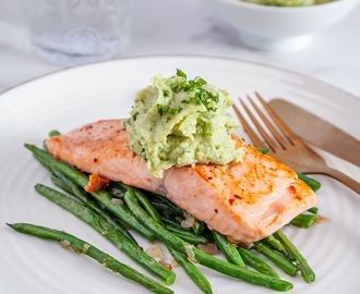 Ugnsbakad lax med avokadokräm och vitlöksstekta haricots verts