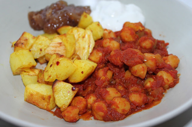 Indisk kikärtscurry med ugnsstekt chilikryddad potatis, chutney och kall sås med mynta