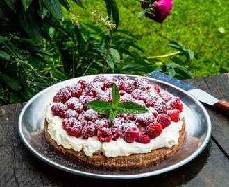 Kladdkaka med lakrits och hallon