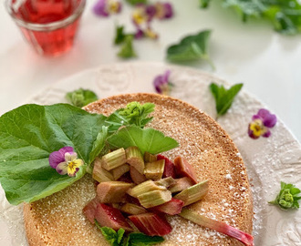 Vit kladdkaka med rabarberkompott