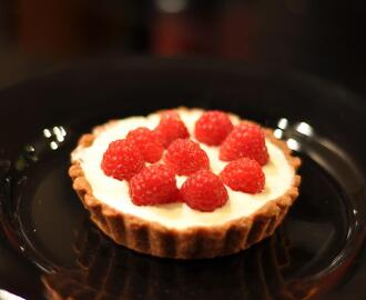 Chokladtartelette med vit chokladkräm och hallon