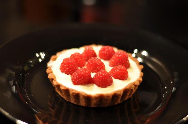 Chokladtartelette med vit chokladkräm och hallon