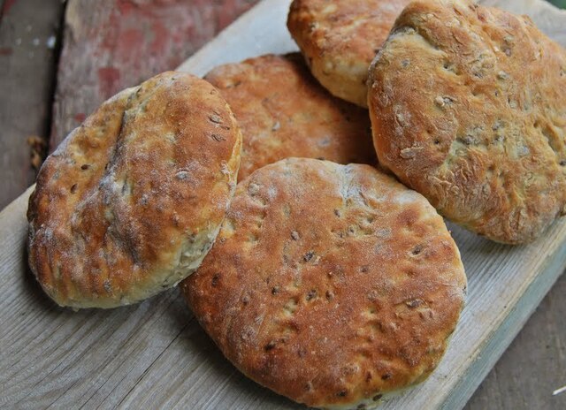 Tebröd med linfrön och creme fraiche