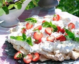 Pavlova med jordgubbsgrädde