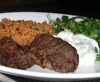 Köttfärsbiffar med tomatbulgur och tzatziki