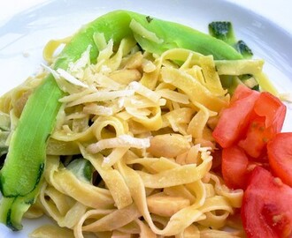 Krämig zuccinipasta med mandel och rosmarin